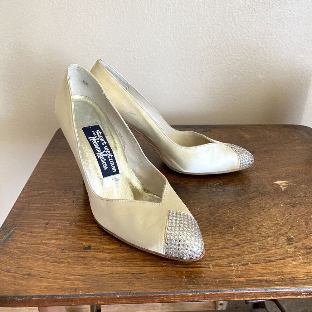 VTG Stuart Weitzman for Neiman Marcus Size 7W Cream Satin Shoes Rhinestone Toe